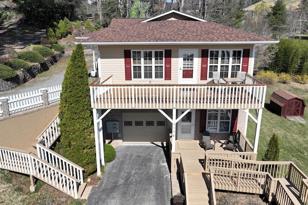 View of upper level. You can park by the garage door and take the stairs.