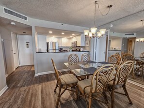 Condo, 2 phòng ngủ | Khu ăn uống