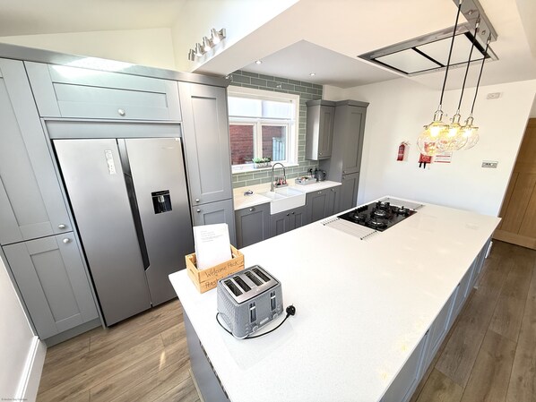 Fridge, oven, stovetop, dishwasher