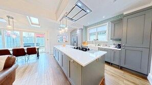 Refrigerador, horno, parrilla de estufa y lavavajillas 