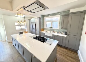 Een koelkast, een oven, een kookplaat, een vaatwasser