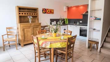 Tủ lạnh, lò nướng, ghế cao cho trẻ em