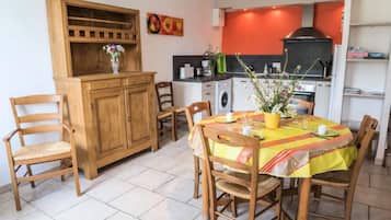 Tủ lạnh, lò nướng, ghế cao cho trẻ em