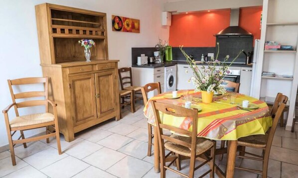 Tủ lạnh, lò nướng, ghế cao cho trẻ em 