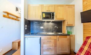 Kühlschrank, Ofen, Wasserkocher mit Kaffee-/Teezubehör