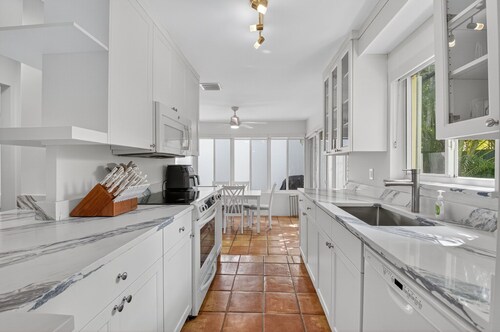 Charming 2-bedroom bungalow in lovely Delray Beach with AC