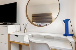 2 bedrooms, iron/ironing board, free WiFi, bed sheets - Covent Garden's Charm ✨ Modern 2Bed 2Bath with the lift ✨ Perfect Summer Spot (London)