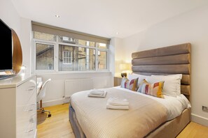 2 bedrooms, iron/ironing board, free WiFi, bed sheets - Covent Garden's Charm ✨ Modern 2Bed 2Bath with the lift ✨ Perfect Summer Spot (London)