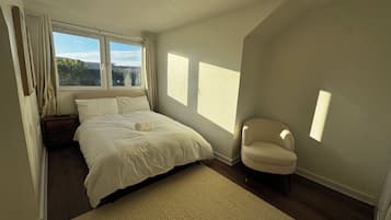 4 bedrooms, iron/ironing board, WiFi, bed sheets