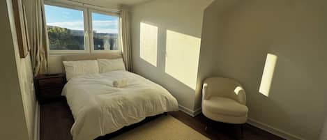 4 bedrooms, iron/ironing board, WiFi, bed sheets