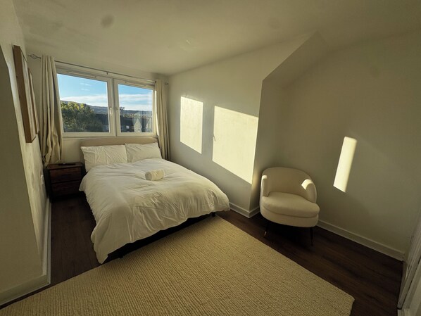 4 bedrooms, iron/ironing board, WiFi, bed sheets