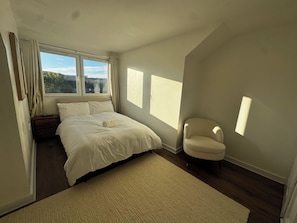 4 عدّة غرف نوم ومكواة/لوح كي وواي فاي وملاءات أسرّة