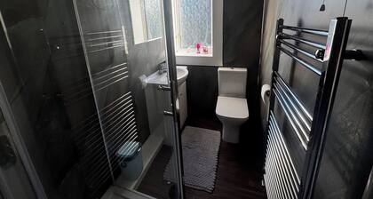 Spacious 4BR Home Near Edinburgh Airport and City Centre – Parking