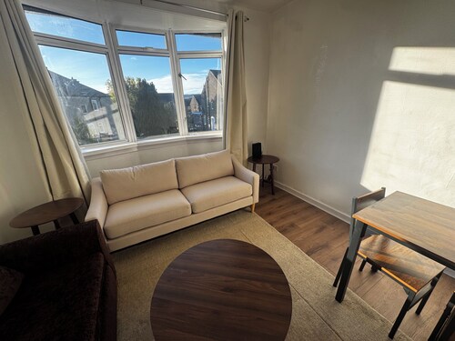 Spacious 4BR Home Near Edinburgh Airport and City Centre – Parking