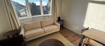 Spacious 4BR Home Near Edinburgh Airport and City Centre – Parking