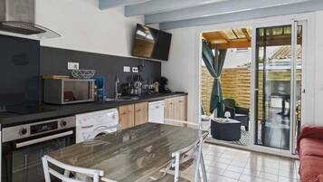 Kühlschrank, Mikrowelle, Ofen, Herdplatte