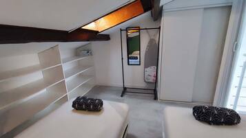 2 bedrooms, iron/ironing board, free WiFi