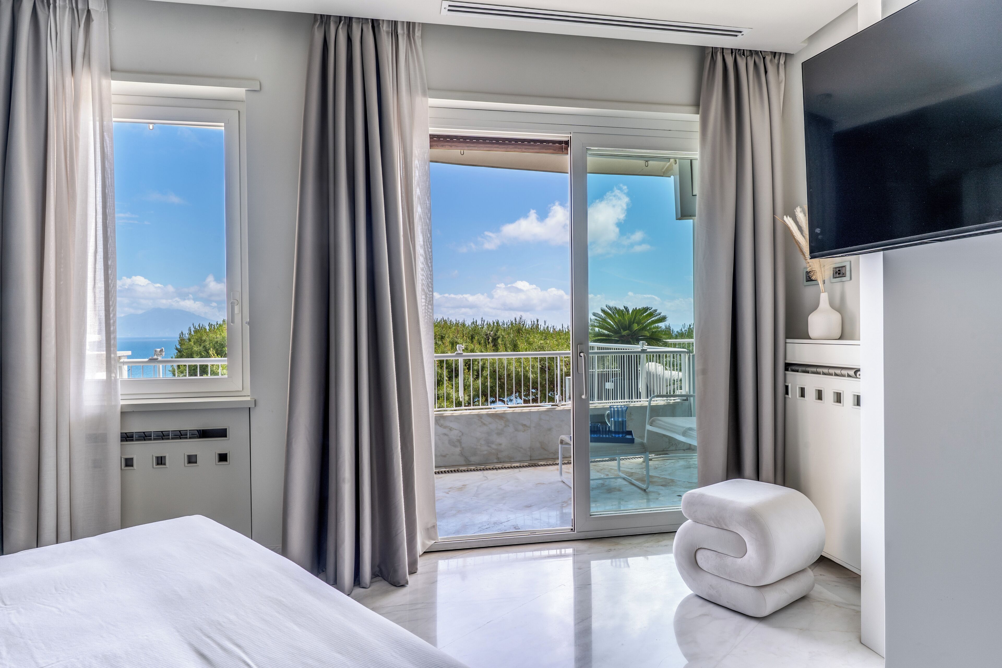 Penthouse - havsutsikt | Värdeförvaringsskåp på rummet och arbetsyta för laptop