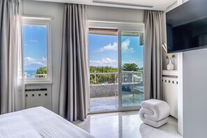 خزنة داخل الغرفة ومساحة عمل للكمبيوتر المحمول وستائر تعتيم ومكواة/لوح كي