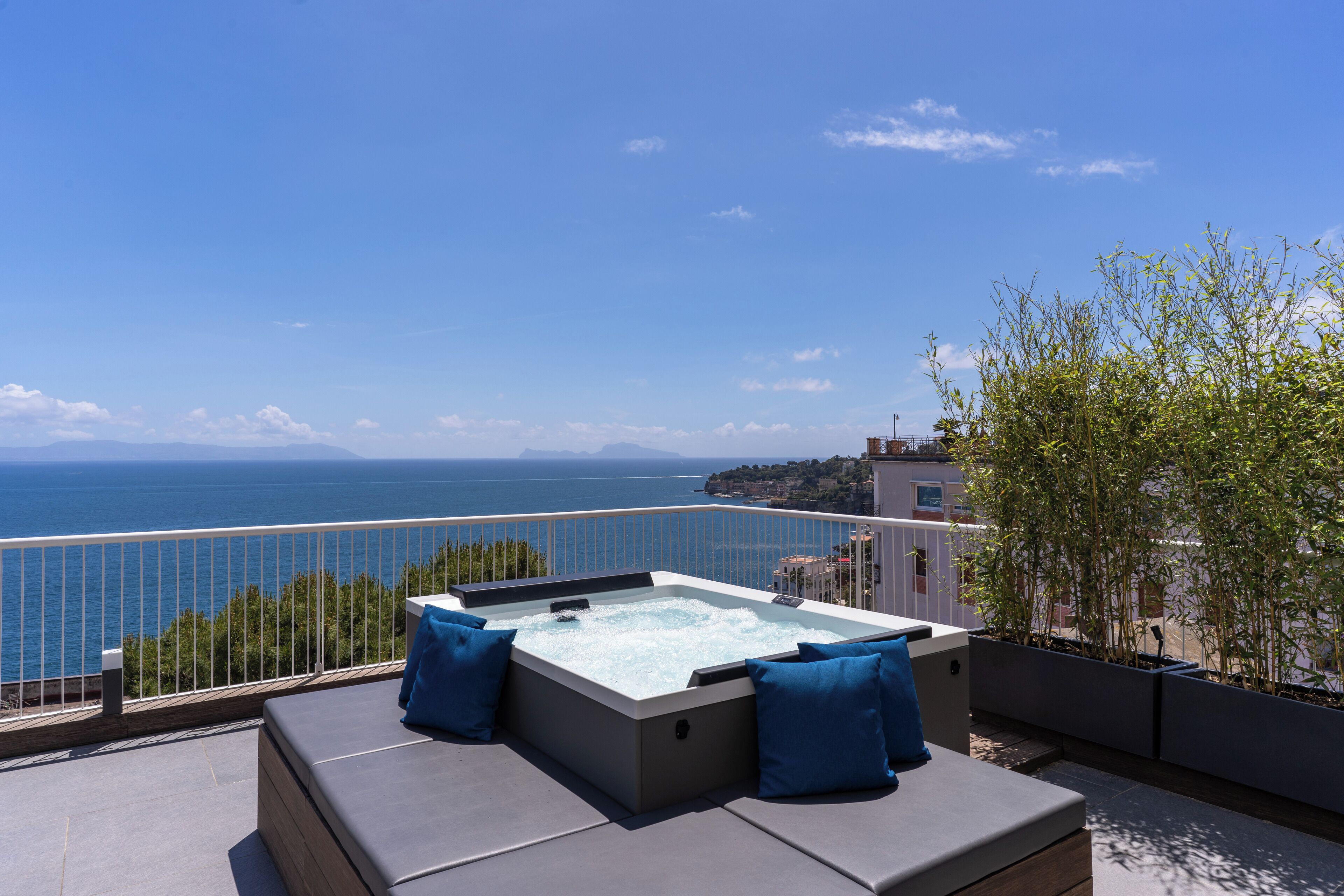 Kattohuoneisto, merinäköala | Yksityinen kuumavesiallas