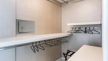 Penthouse, Sea View | Wardrobe