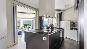 Kattohuoneisto, merinÀköala | Yksityinen keittiö | TÀysikokoinen jÀÀkaappi, mikroaaltouuni, uuni, liesi