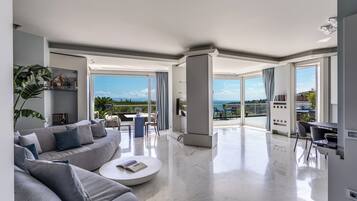 Kattohuoneisto, merinÀköala | Oleskelualue