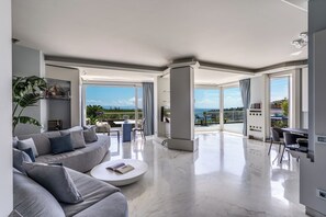 Penthouse, vista al mar | Área de sala de estar