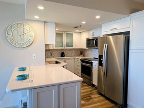 Kjøleskap, mikrobølgeovn, oppvaskmaskin og brødrister