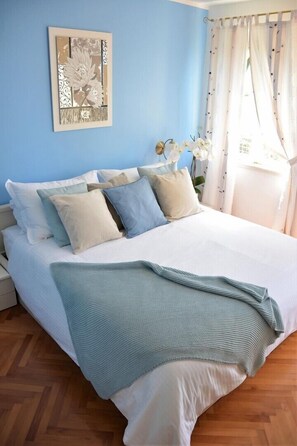 5 bedrooms, iron/ironing board, WiFi, bed sheets
