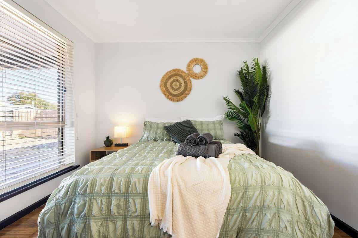 5 عدّة غرف نوم ومكواة/لوح كي وسرير سفر وواي فاي