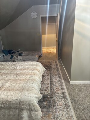 1 chambre, fer et planche à repasser, draps fournis