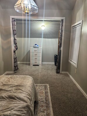 1 slaapkamer, een strijkplank/strijkijzer, beddengoed