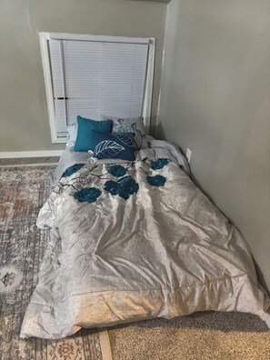 1 غرفة نوم ومكواة/لوح كي وملاءات أسرّة