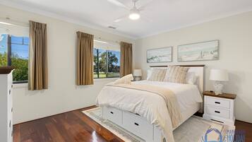 3 bedrooms, iron/ironing board, WiFi, bed sheets