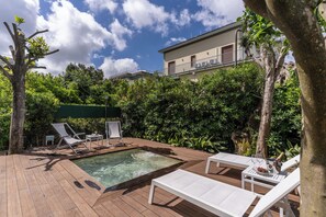 季節性室外泳池;09:00 至 20:00 開放;泳池傘、躺椅