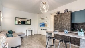 Een moderne keuken met een bar, een eettafel en een bank in een zithoek.