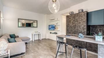Appartamento, piscina privata | Area soggiorno | TV a schermo piatto