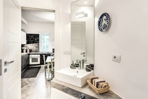 Apartment, Private Pool | Bathroom | Shower, hair dryer, towels, soap - IL CANTO DELLE SIRENE - SOFIA APARTMENTS (Sorrento)