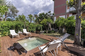 Seasonal outdoor pool, open 9:00 AM to 8:00 PM, pool umbrellas - IL CANTO DELLE SIRENE - SOFIA APARTMENTS (Sorrento)