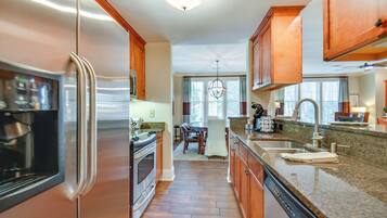 Réfrigérateur, micro-ondes, plaque de cuisson, lave-vaisselle