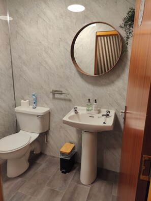 Cottage, 4 Bedrooms | Bathroom | Free toiletries - Lochbroom Lodge (Ullapool)