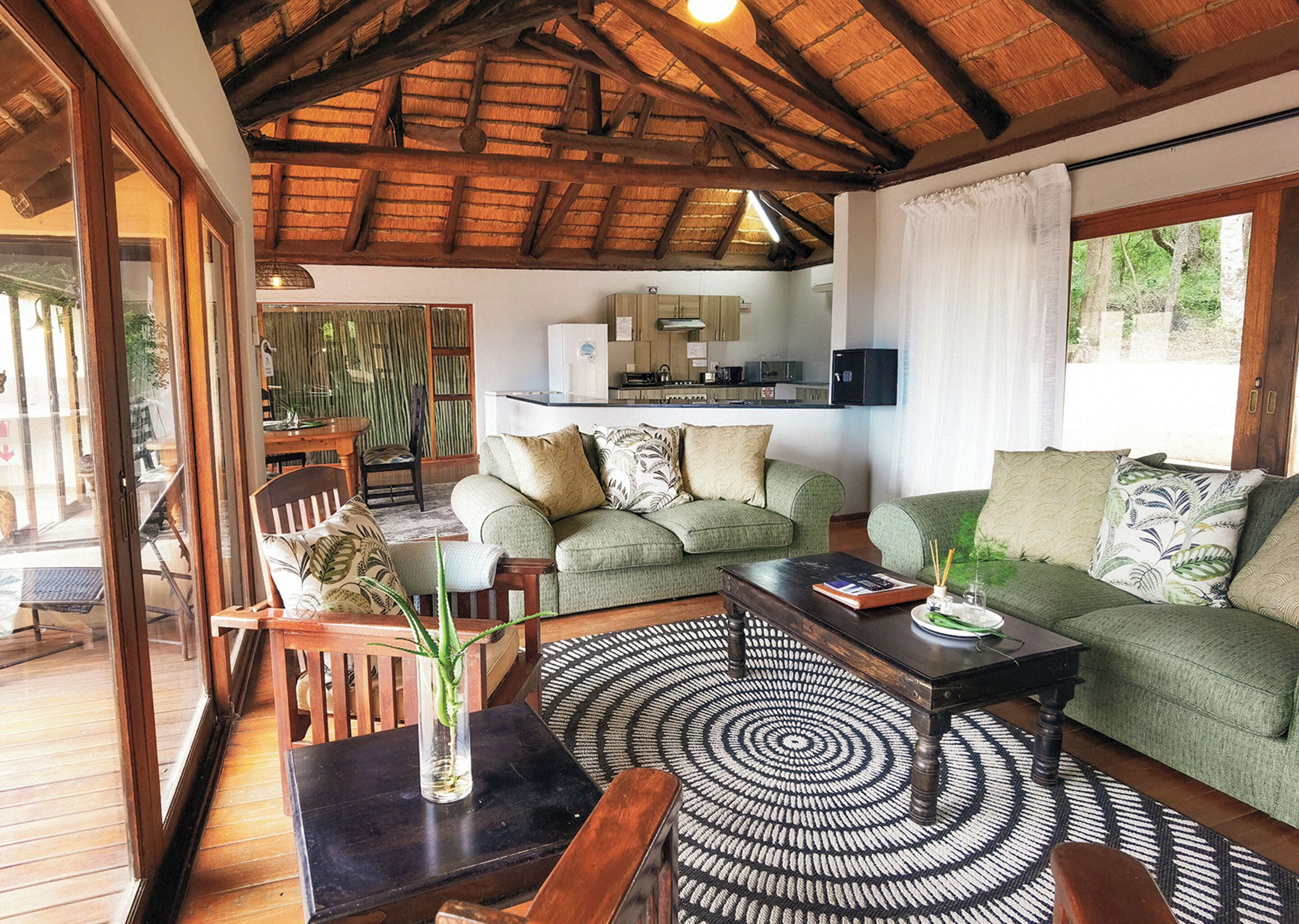 Deluxe chalet, 3 slaapkamers | Privékeuken | Een koelkast met diepvriezer, een microgolfoven, een oven, een kookplaat