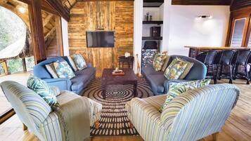 Standard-Chalet, 4 Schlafzimmer | Wohnbereich | 64-Zoll-LCD-Fernseher mit Kabelempfang