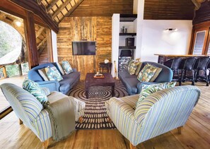 Standard-Chalet, 4 Schlafzimmer | Wohnbereich | 64-Zoll-LCD-Fernseher mit Kabelempfang