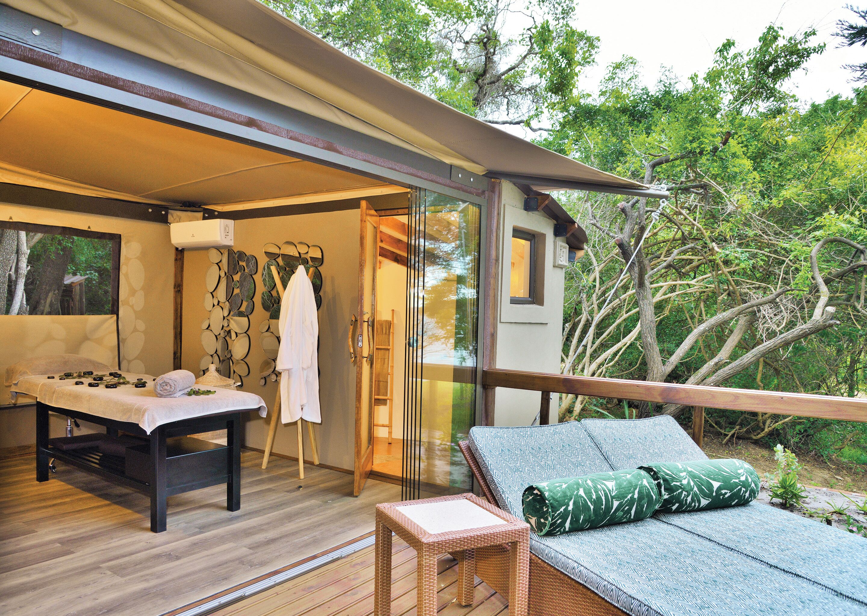 ボディ トリートメント、ホットストーンマッサージ、ディープティシュー マッサージ、スウェーデン式マッサージ、フェイシャル トリートメント