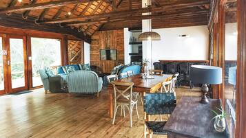 Standard-Chalet, 4Â Schlafzimmer | Essbereich im Zimmer