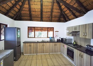 Chalet Standard, 4 camere da letto | Cucina privata | Frigorifero con congelatore, microonde, forno, piano cottura