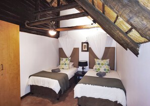 Chalet estándar, 1 habitación | Caja de seguridad en la habitación y escritorio