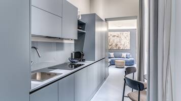 Appartement, balkon, gedeeltelijk uitzicht op zee | Privékeuken | Een koelkast/vriezer, een magnetron, een kookplaat, een vaatwasser